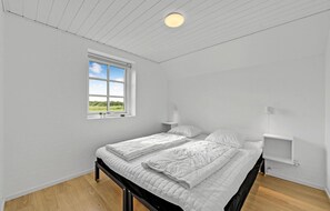 7 bedrooms, travel cot, free WiFi - Awesome home in Ulfborg with kitchen (Ulfborg)