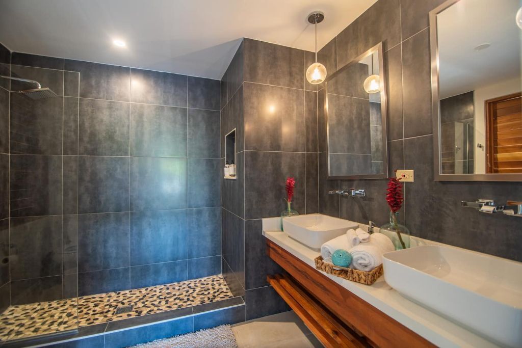 Bathtub, towels