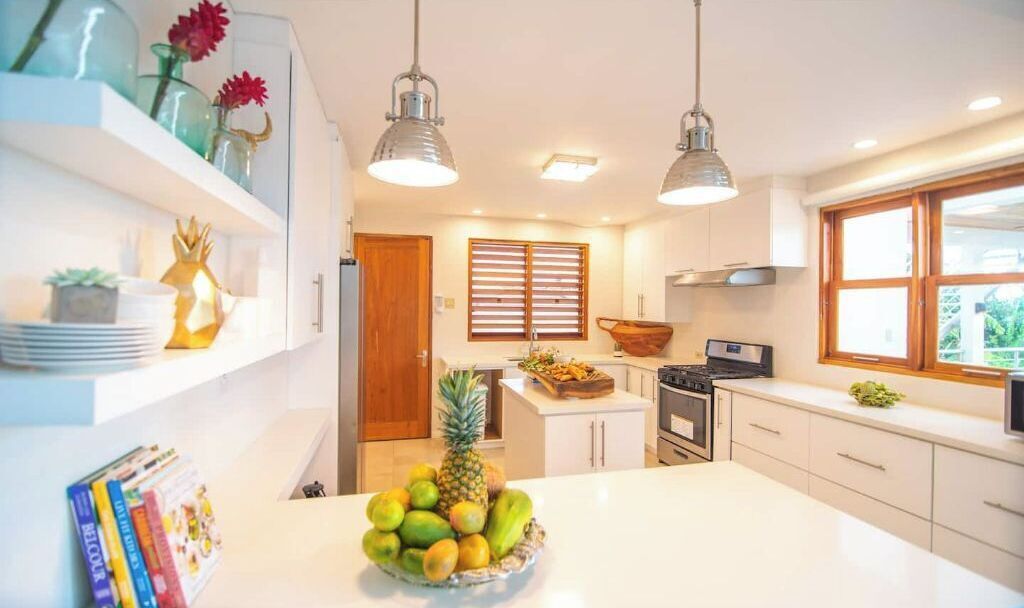 Microondas, cafetera y tetera y utensilios de cocina 