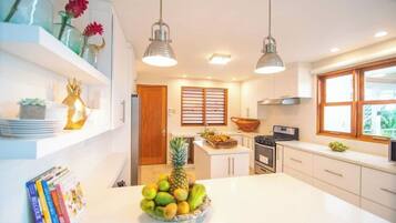 Microondas, cafetera y tetera y utensilios de cocina