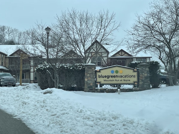 Exterior - Slope-side Boyne Mtn Condo! 1 Bedroom Suite sleeps 4 with  1 King  and 1 Sofabed (Boyne Falls)