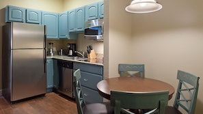 1 Bedroom Kitchenette - Slope-side Boyne Mtn Condo! 1 Bedroom Suite sleeps 4 with  1 King  and 1 Sofabed (Boyne Falls)
