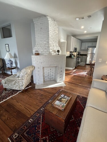 Historic King Bed Cottage, Pvt Parking, Pvt Patio, Flexible Cancellations