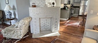 Historic King Bed Cottage, Pvt Parking, Pvt Patio, Flexible Cancellations