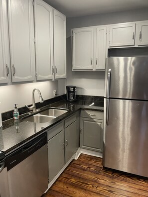 Een koelkast, een magnetron, een oven, een kookplaat