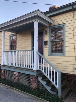 Exterior detail - Historic King Bed Cottage, Pvt Parking, Pvt Patio, Flexible Cancellations (Savannah)