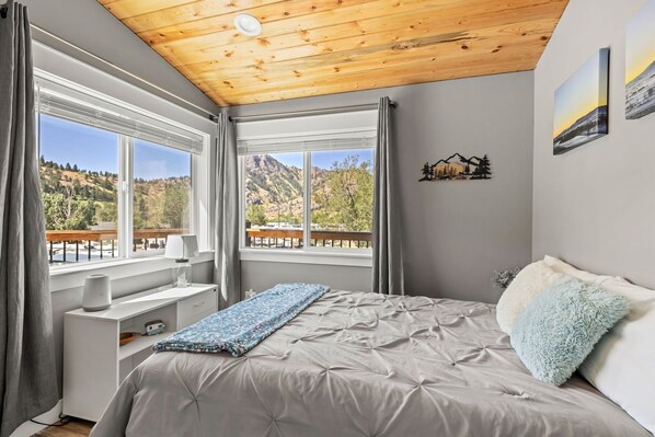 3 bedrooms, desk, travel cot, free WiFi