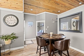 Dining - The Lodge at Prewett Creek, near Missouri River!! (Cascade)