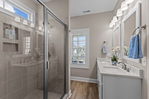 Ensemble douche/baignoire, sèche-cheveux, serviettes fournies