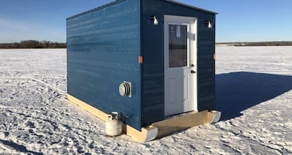 Gorgeous Lakefront Cottage, Private beach & Ice Fishing Shack🎣 45 min from Edm