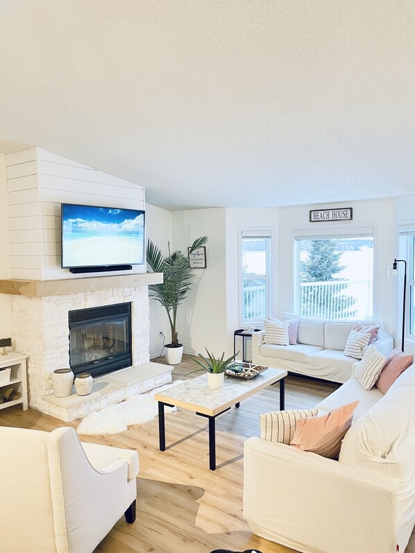 Smart-TV, Kamin, Bücher, Stereoanlage