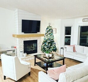 Smart TV, fireplace, books, stereo - Gorgeous Lakefront Cottage, Private beach & Ice Fishing Shack🎣 45 min from Edm (Gainford)