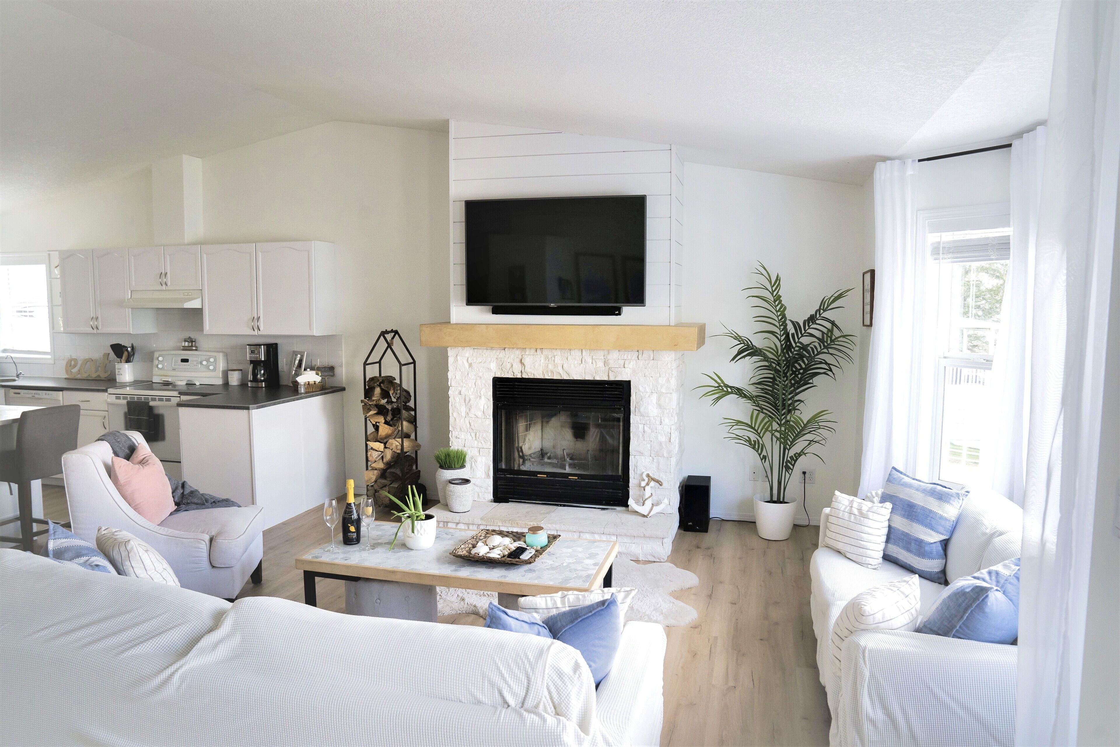 Smart TV, fireplace, books, stereo