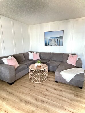 Smart-TV, Kamin, Bücher, Stereoanlage