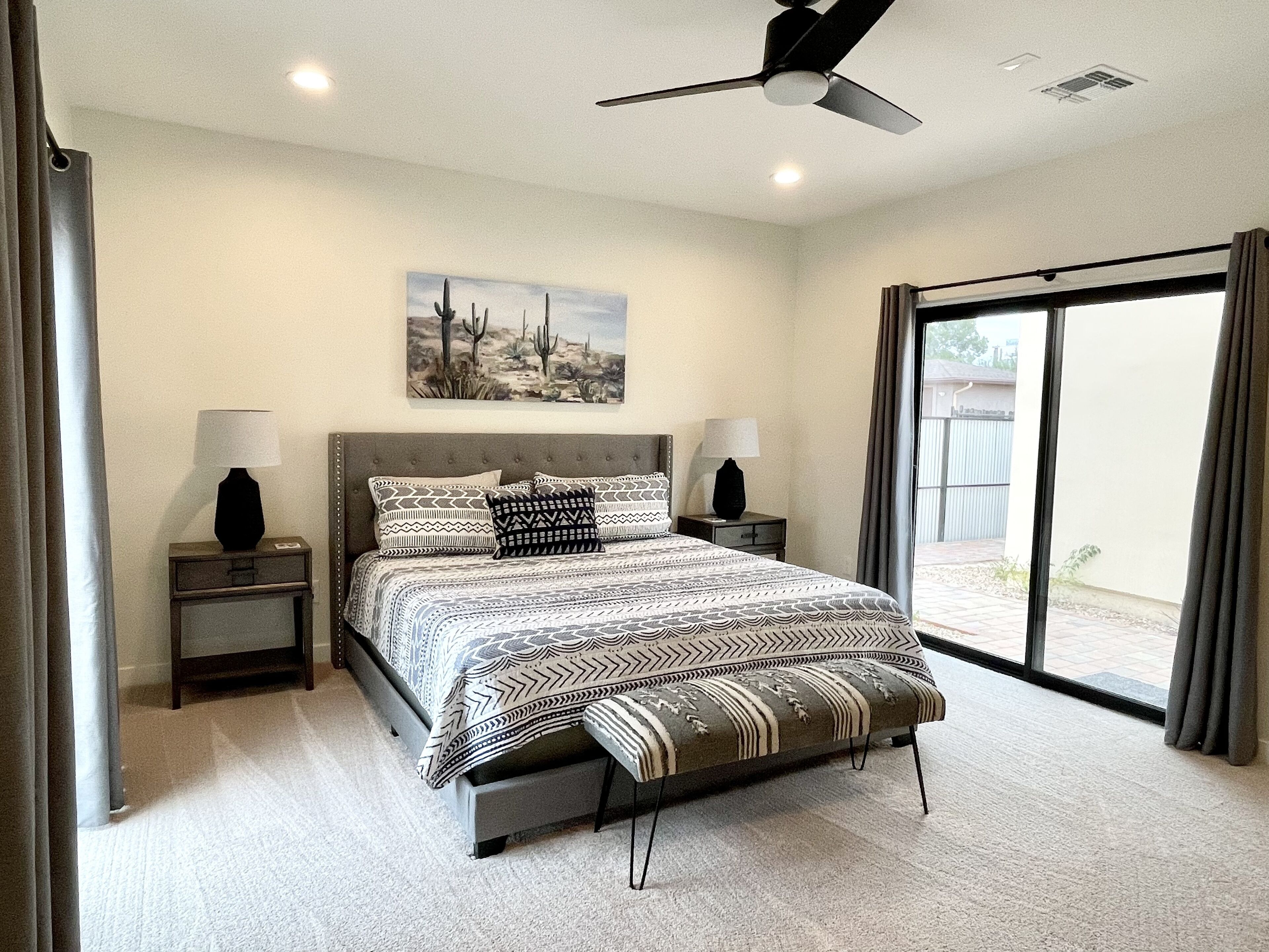 3 habitaciones, tabla de planchar con plancha y cuna de viaje 