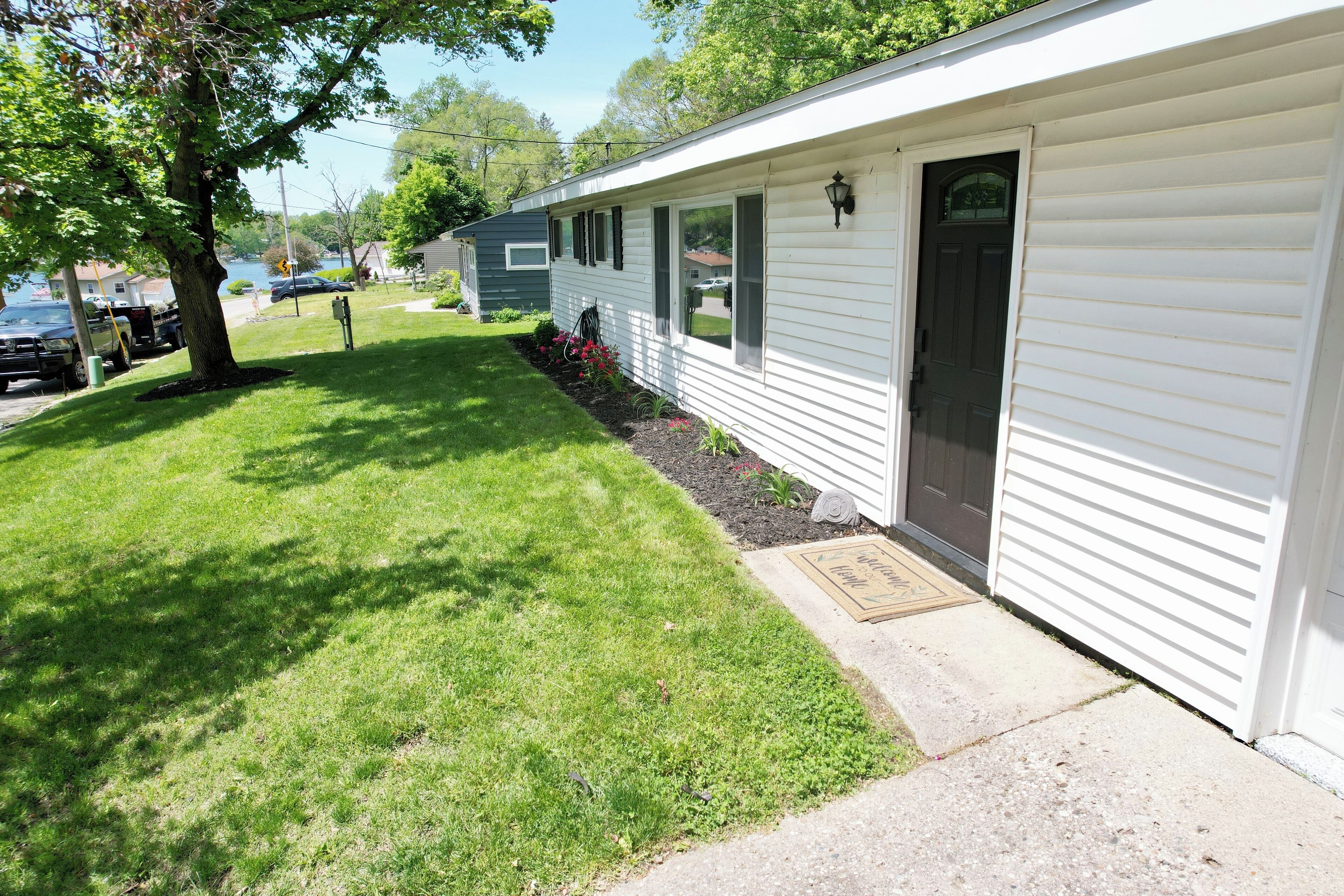 Lake Access and Pier on Barbee Chain! 3 Bedroom Cozy Cottage