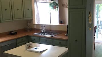 Coffee/tea maker, fridge, microwave, oven