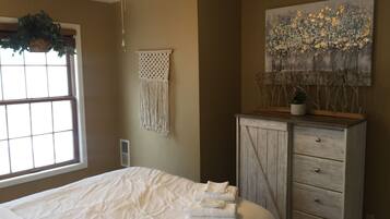 1 bedroom, iron/ironing board, WiFi (free), bed sheets