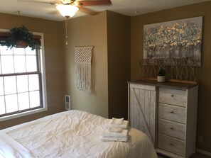 1 soverom, strykejern/-brett, wi-fi (inkludert) og sengetøy