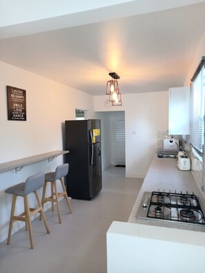 Frigorifero, microonde, forno, piano cottura