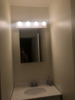 Duschwanne, Haartrockner, Handtücher, Seife