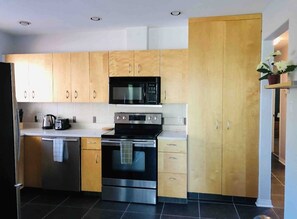 Geladeira, micro-ondas, fogão, cooktop