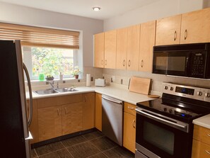 Réfrigérateur, four à micro-ondes, un four, surface de cuisson