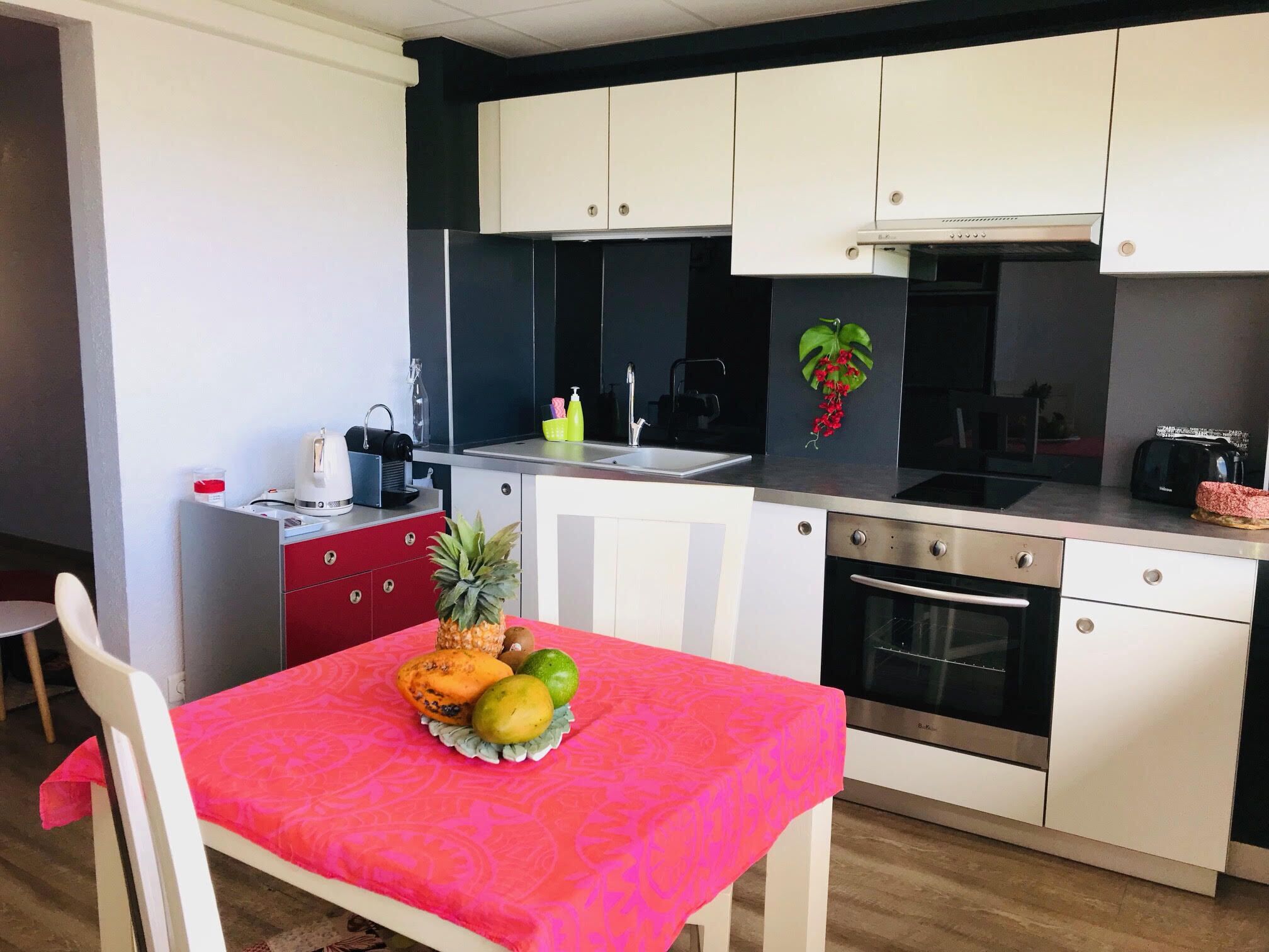 Geladeira, micro-ondas, fogão, cooktop