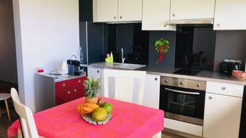 Geladeira, micro-ondas, fogão, cooktop