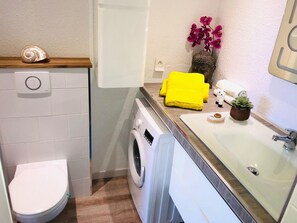 Shower, hair dryer, towels, soap - Studio calme proche centre-ville, ferry & aéroport (Papeete)