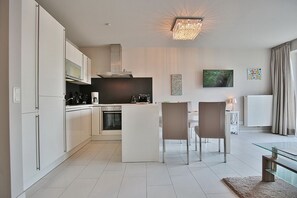 Kühlschrank, Ofen, Herdplatte, Geschirrspüler