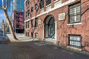 A brick building with a sign for 'Fifth Avenue Court.' - Charming Studio - Downtown Seattle - 98 Walk Score (Seattle)