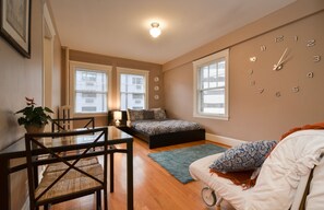 1 dormitorio, tabla de planchar con plancha, wifi y ropa de cama