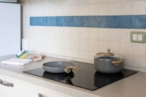 Fridge, high chair - Located just a 4-minute walk from the beautiful sandy beach of Lido di Capoliveri, I Palmizi is the ideal location for a holiday by the sea and relaxation.Trilo n.3 and n.4 are located on the first floor and consist of a living room with kitchenette and  (Lido di Capoliveri)