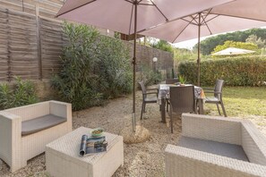 Outdoor dining - Located just a 4-minute walk from the beautiful sandy beach of Lido di Capoliveri, I Palmizi is the ideal choice for a relaxing beach holiday on Elba Island.The two-room apartments, located on the first floor and ground floor with independent access, can (Lido di Capoliveri)
