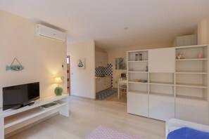 TV, fireplace - Located just a 4-minute walk from the beautiful sandy beach of Lido di Capoliveri, I Palmizi is the ideal choice for a relaxing beach holiday on Elba Island.The two-room apartments, located on the first floor and ground floor with independent access, can (Lido di Capoliveri)