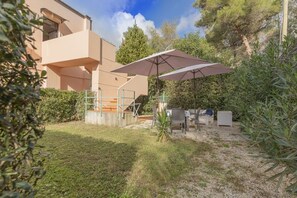Property grounds - Located just a 4-minute walk from the beautiful sandy beach of Lido di Capoliveri, I Palmizi is the ideal choice for a relaxing beach holiday on Elba Island.The two-room apartments, located on the first floor and ground floor with independent access, can (Lido di Capoliveri)