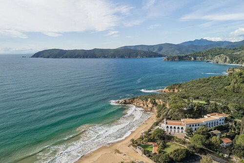 Located just a 4-minute walk from the beautiful sandy beach of Lido di Capoliveri, I Palmizi is the ideal choice for a relaxing beach holiday on Elba Island.The two-room apartments, located on the first floor and ground floor with independent access, can
