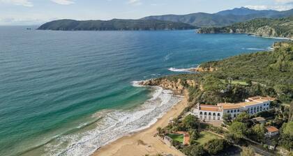 Located just a 4-minute walk from the beautiful sandy beach of Lido di Capoliveri, I Palmizi is the ideal choice for a relaxing beach holiday on Elba Island.The two-room apartments, located on the first floor and ground floor with independent access, can