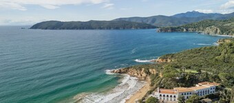 Located just a 4-minute walk from the beautiful sandy beach of Lido di Capoliveri, I Palmizi is the ideal choice for a relaxing beach holiday on Elba Island.The two-room apartments, located on the first floor and ground floor with independent access, can