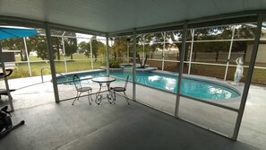 Piscina all'aperto, una piscina riscaldata