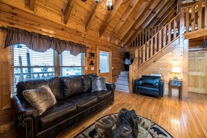 Smart TV, fireplace, DVD player - Bearadise City🐻 Loft Cabin w/ Mtn Views, Hot Tub, & Pool Table! (Pigeon Forge)