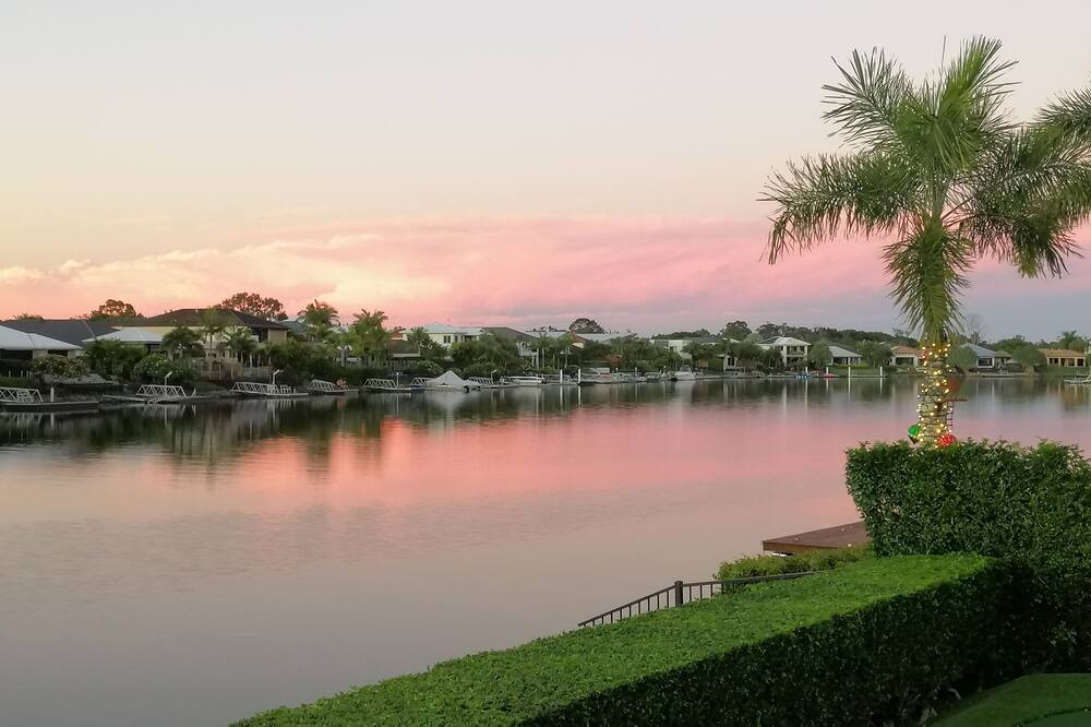 Classic Elegance Waterfront. Incl FREE entry to 3 theme parks, 5 mins drive.