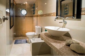 Dusch, handdukar, tvål och toalettpapper