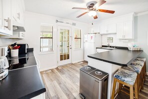 Fridge, microwave, oven, stovetop - The Inkwell ~ An Oak Island Gem (Oak Island)