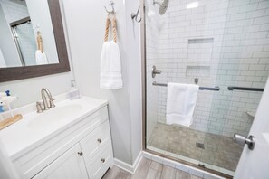 Combined shower/tub, towels, toilet paper