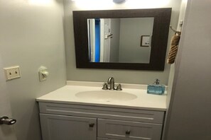 Combined shower/bathtub, towels, toilet paper