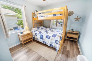 4 bedrooms, desk, iron/ironing board, travel crib - The Inkwell ~ An Oak Island Gem (Oak Island)