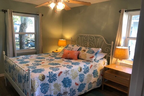 4 habitaciones, escritorio y tabla de planchar con plancha 