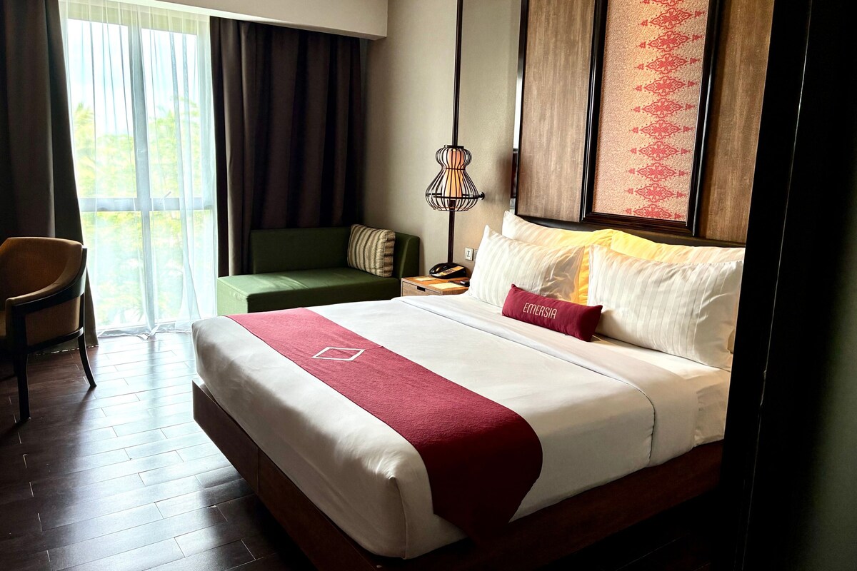 Deluxe Standard King | Cortinas opacas, tabla de planchar con plancha, ropa de cama